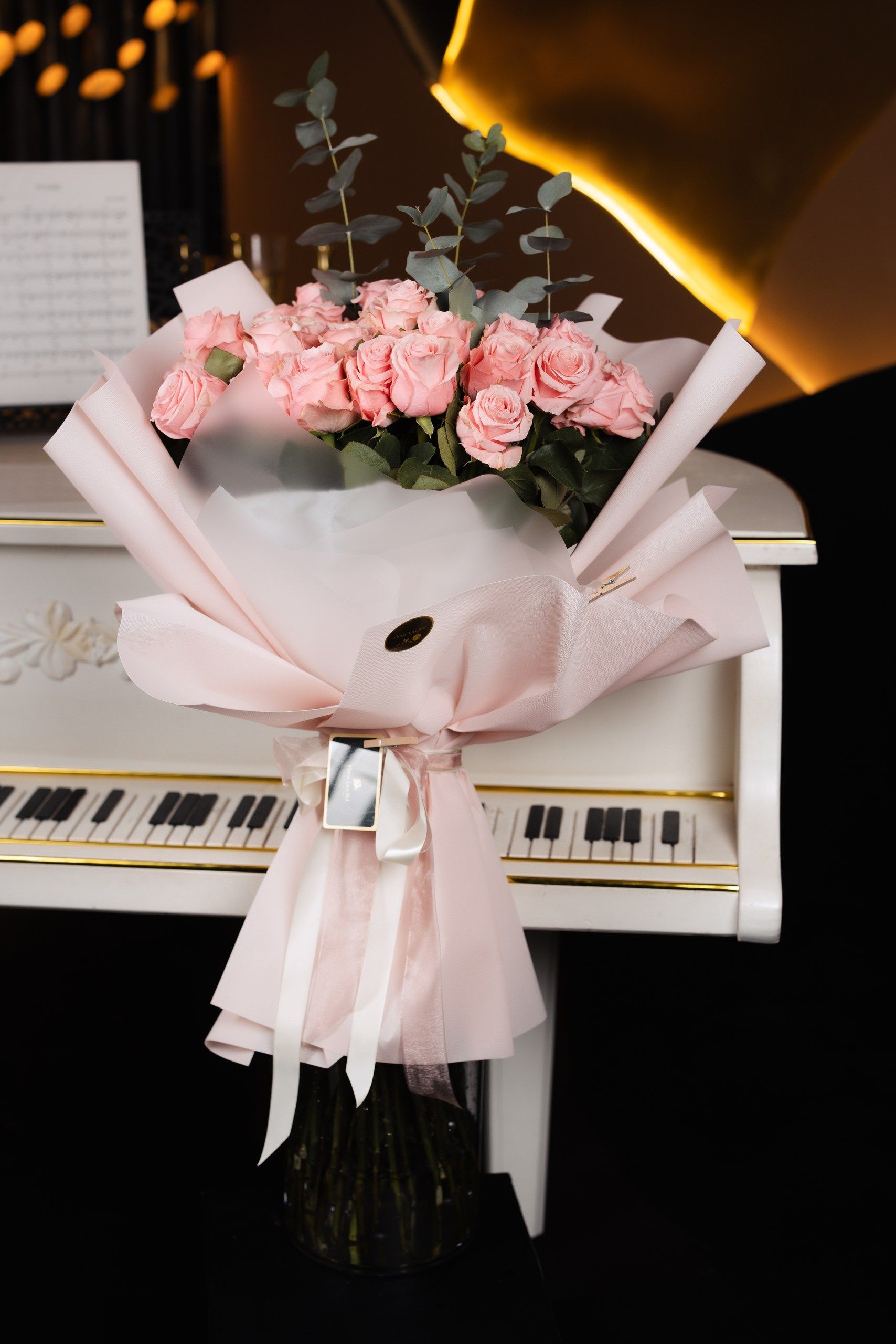 Buchet de 21 trandafiri roz în ambalaj premium, 80 cm