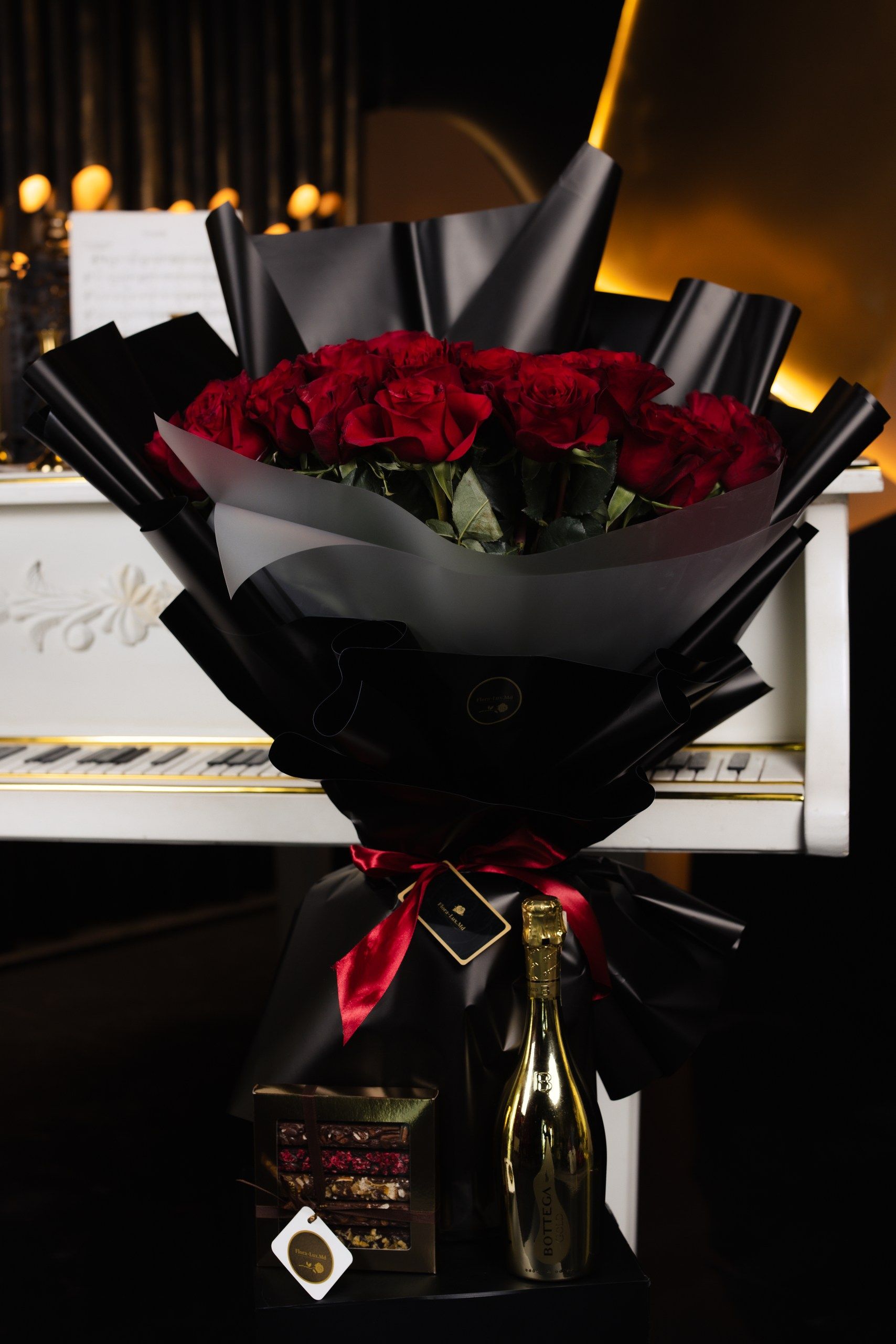 Red Aura Deluxe - set cadou: 51 trandafiri roșii cu șampanie și bomboane, 80 cm