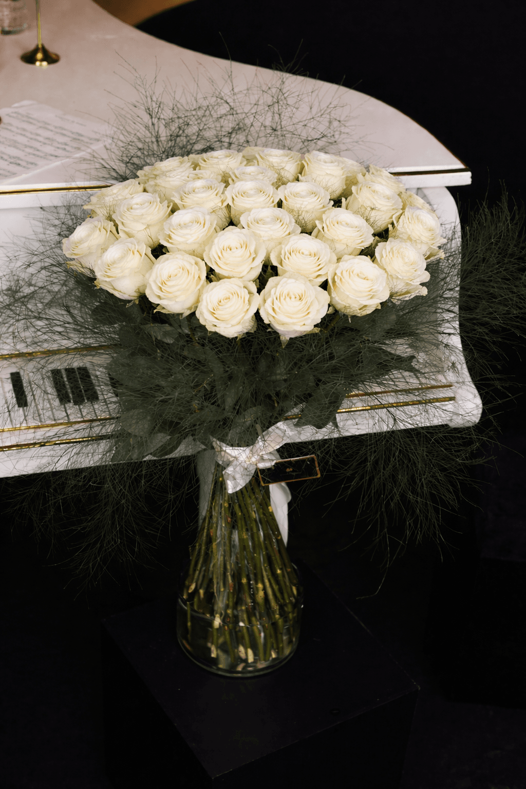 Buchet de 31 trandafiri albi, 80 cm