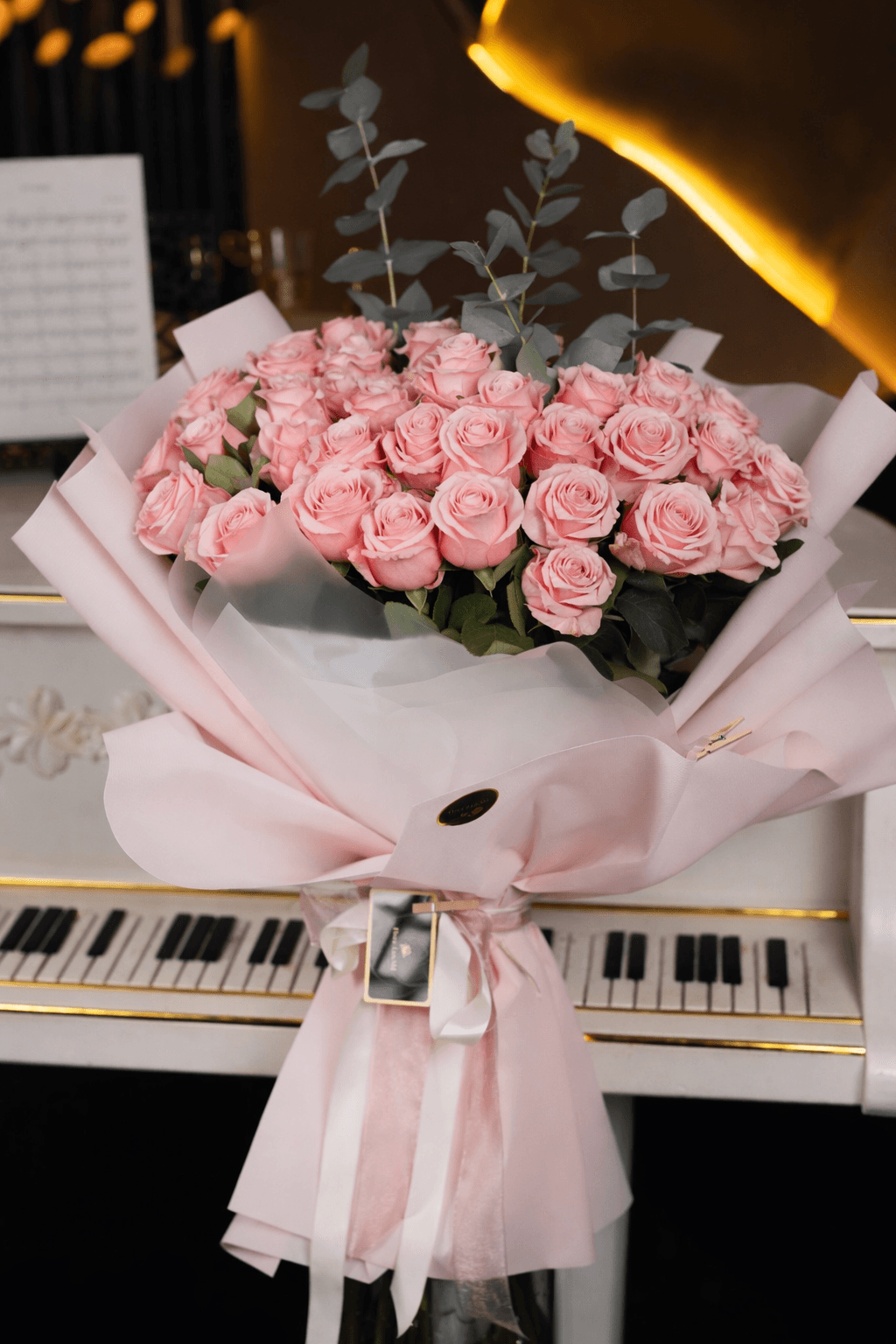 Buchet de 51 trandafiri roz în ambalaj premium, 80 cm