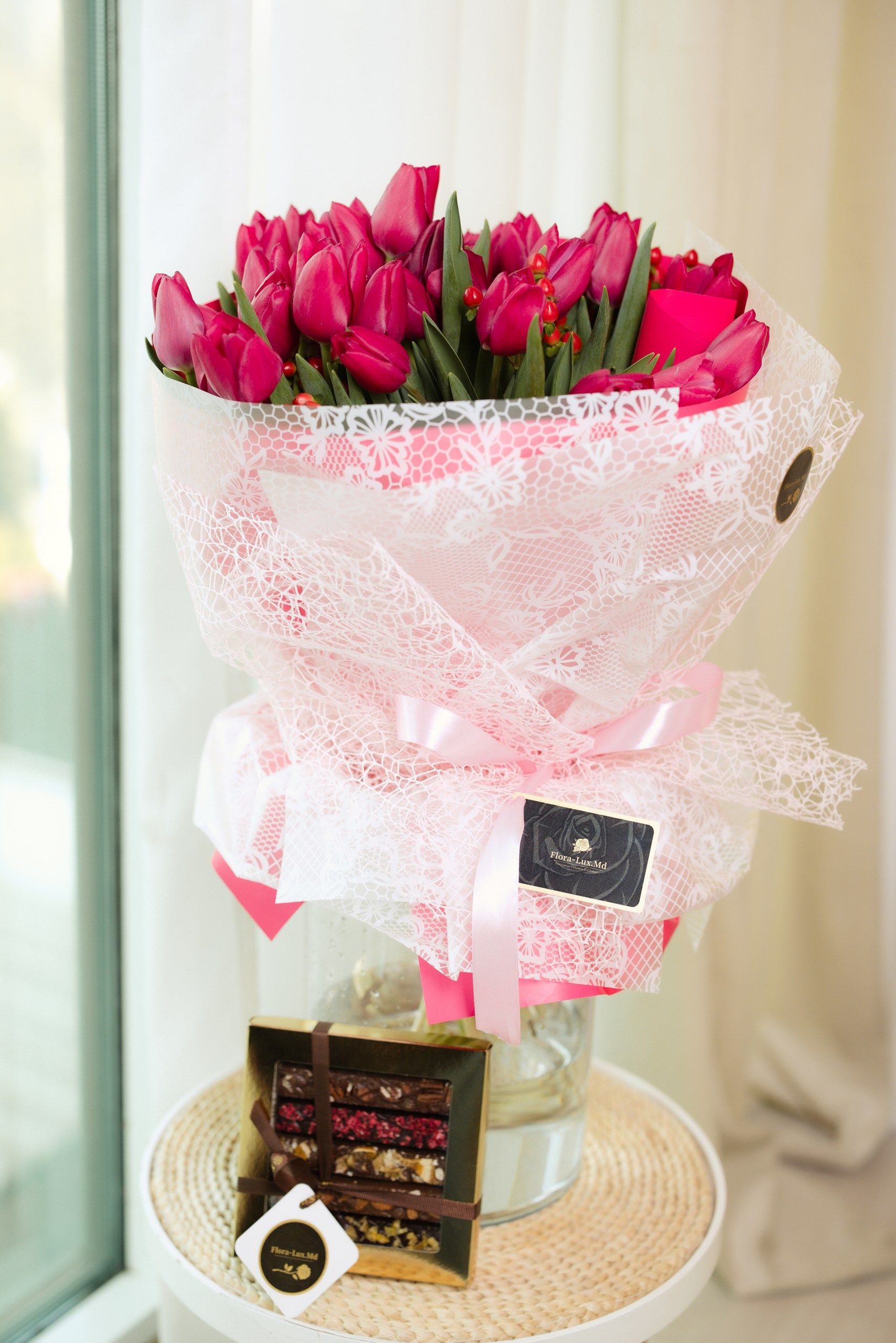 Buchet Pink Blush cu lalele fucsia și ciocolată artizanală