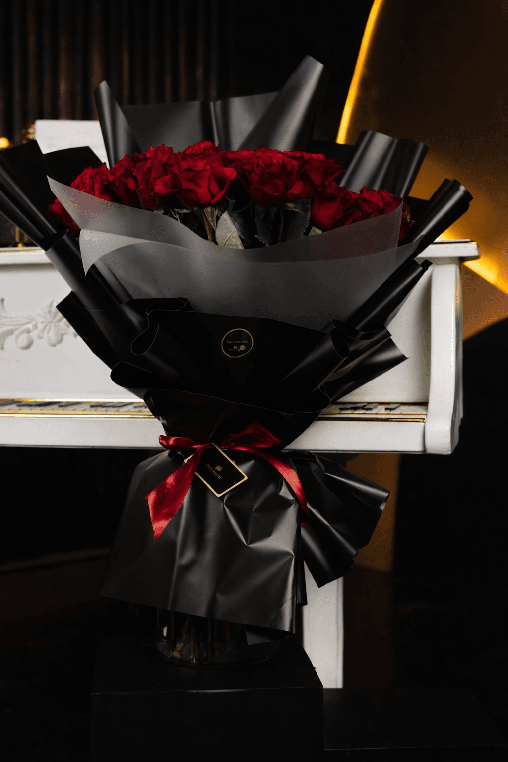 Buchet de 31 trandafiri roșii în ambalaj premium, 80 cm