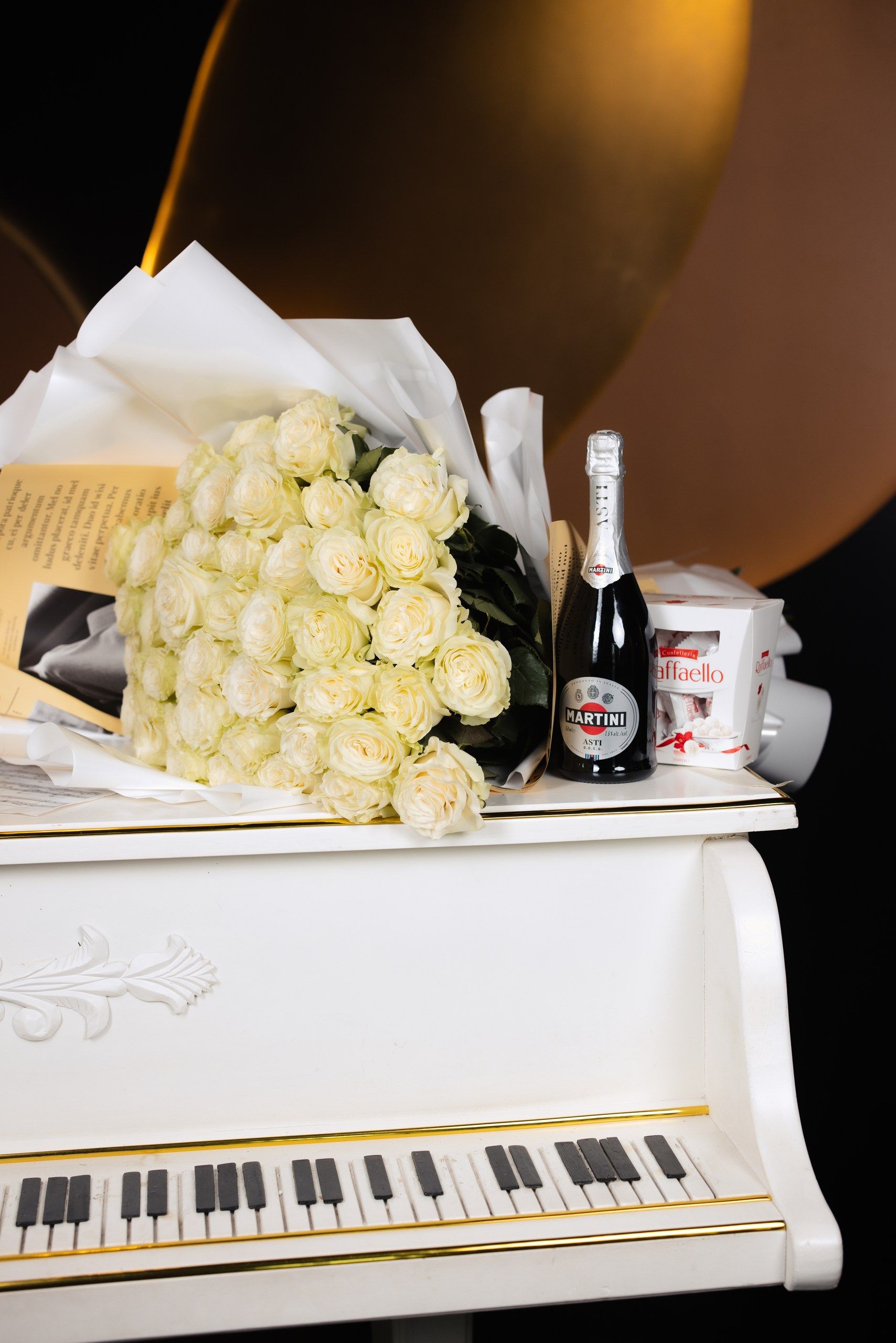 Set cadou: 51 trandafiri albi cu șampanie și bomboane, 80 cm