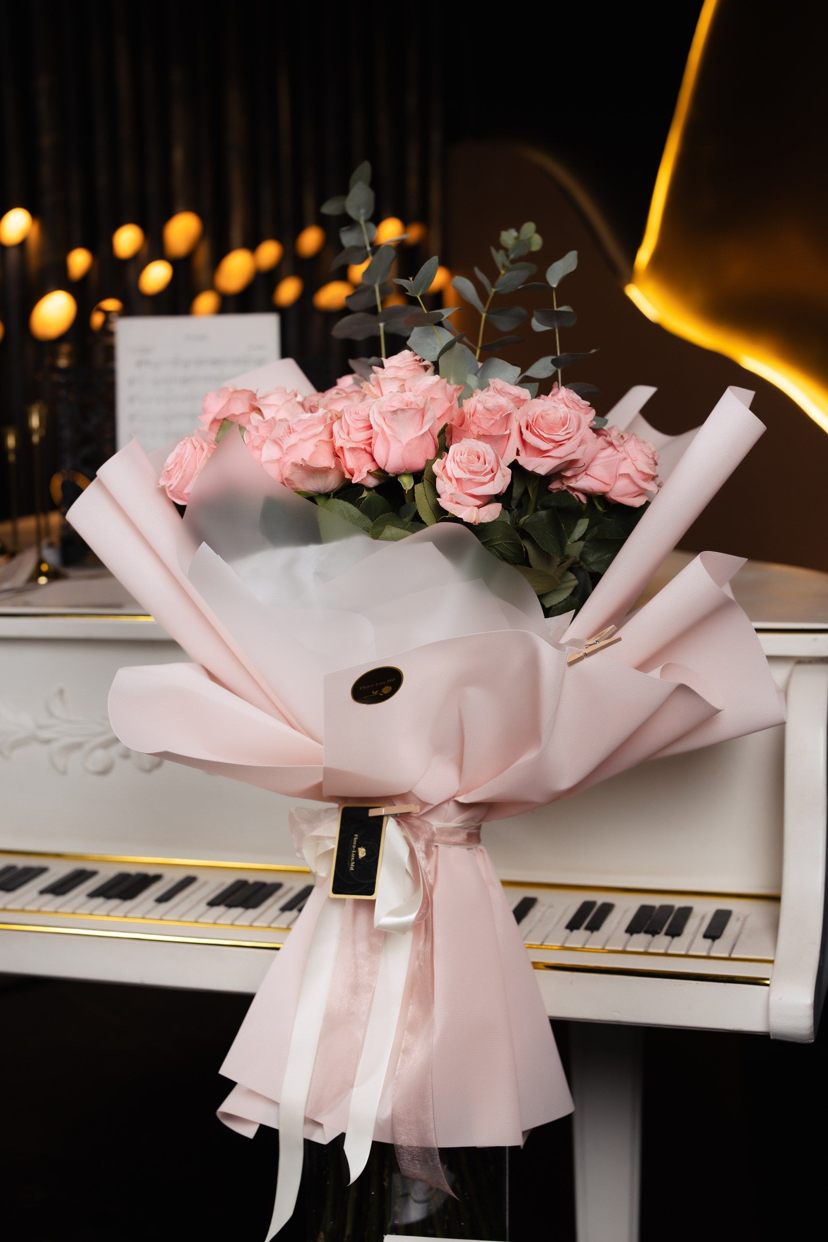 Buchet de 31 trandafiri roz în ambalaj premium, 80 cm