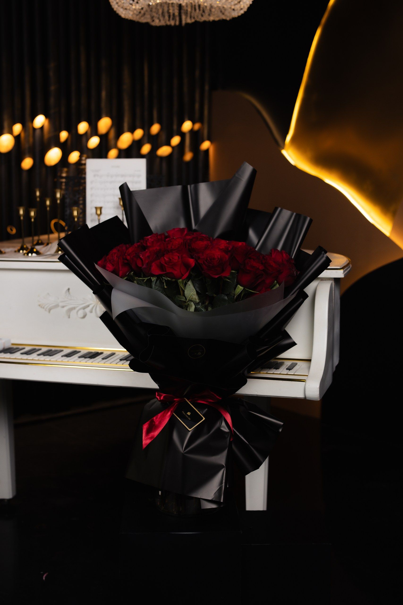 Buchet de 21 trandafiri roșii în ambalaj premium, 80 cm