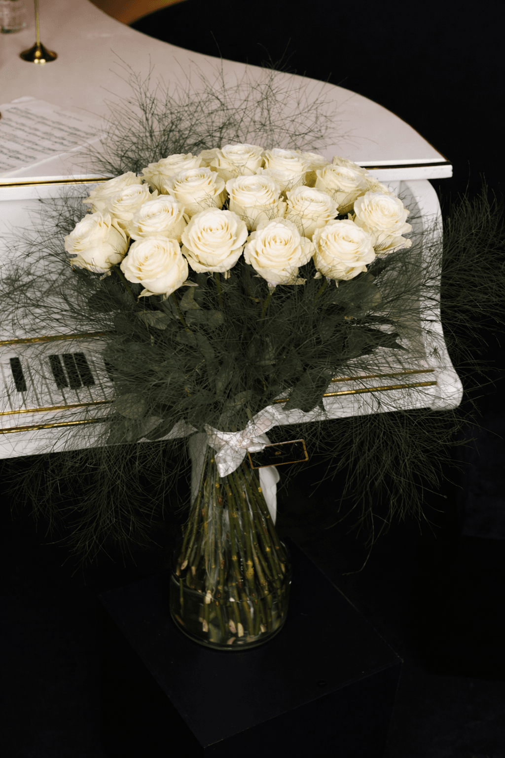 Buchet de 21 trandafiri albi, 80 cm